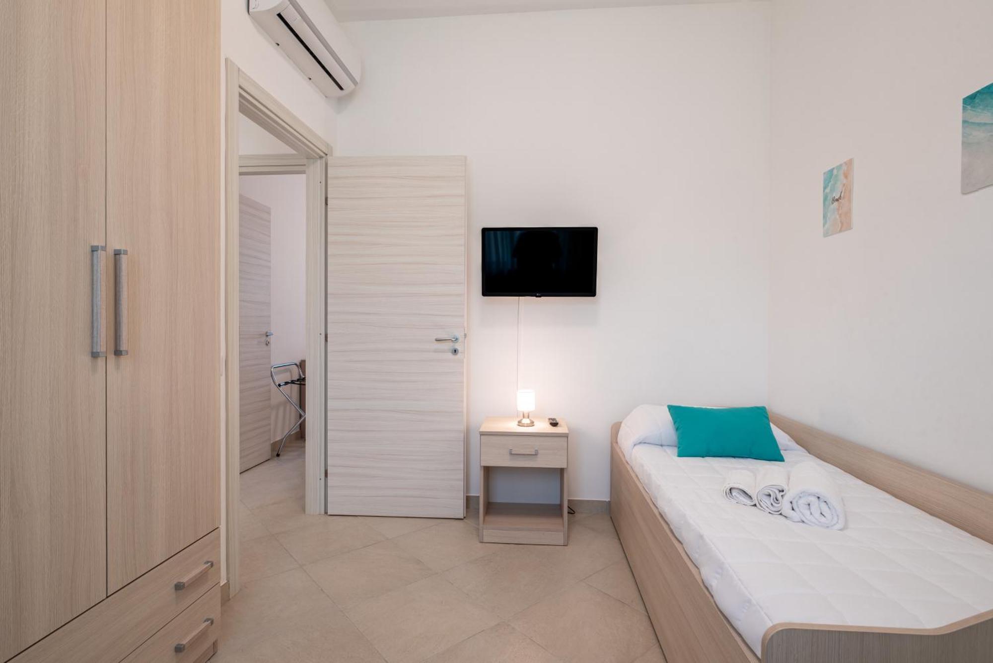 Icaro Residence Apartments With A Beautiful Pool Сант'Агата-ди-Милите Экстерьер фото
