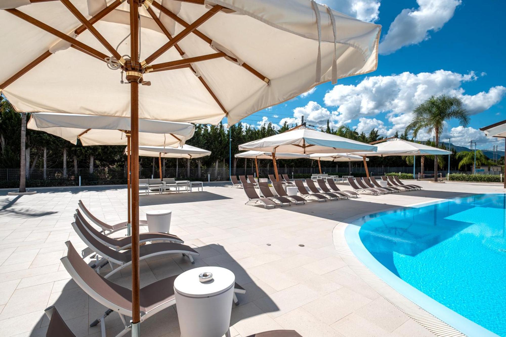 Icaro Residence Apartments With A Beautiful Pool Сант'Агата-ди-Милите Экстерьер фото