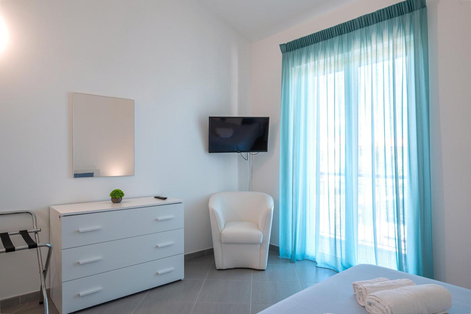 Icaro Residence Apartments With A Beautiful Pool Сант'Агата-ди-Милите Экстерьер фото