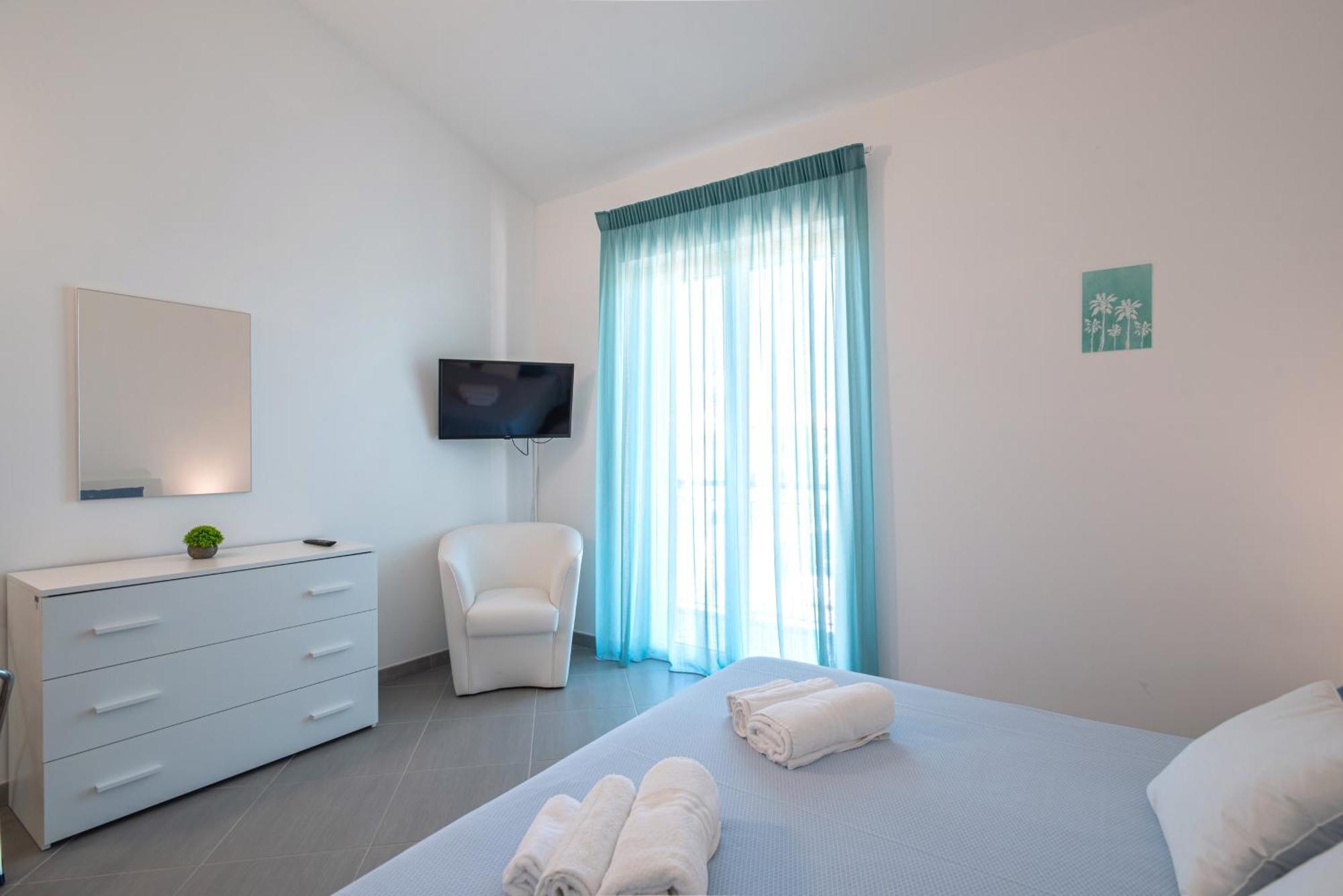 Icaro Residence Apartments With A Beautiful Pool Сант'Агата-ди-Милите Экстерьер фото